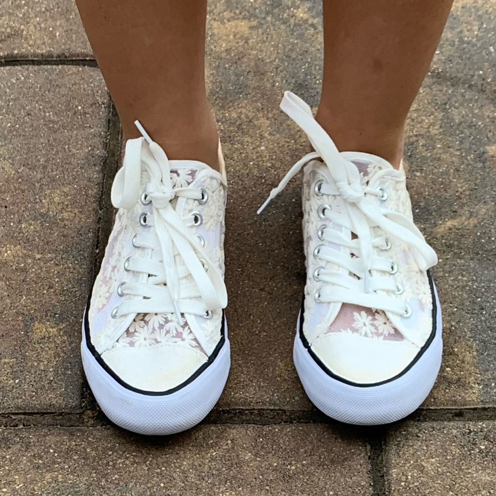 Gently Used Lace Daisy Sneakers. Women’s size 7.